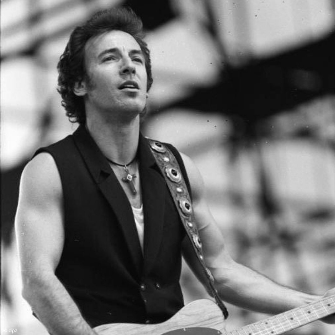 GermanyinUSA's tweet image. 37 years ago today, Bruce Springsteen played to 300,000 in East Berlin—the biggest concert in East German history.
His message: "I came to play rock 'n' roll for you East Berliners in the hope that one day all the barriers will be torn down."
16 months later, the Wall fell.