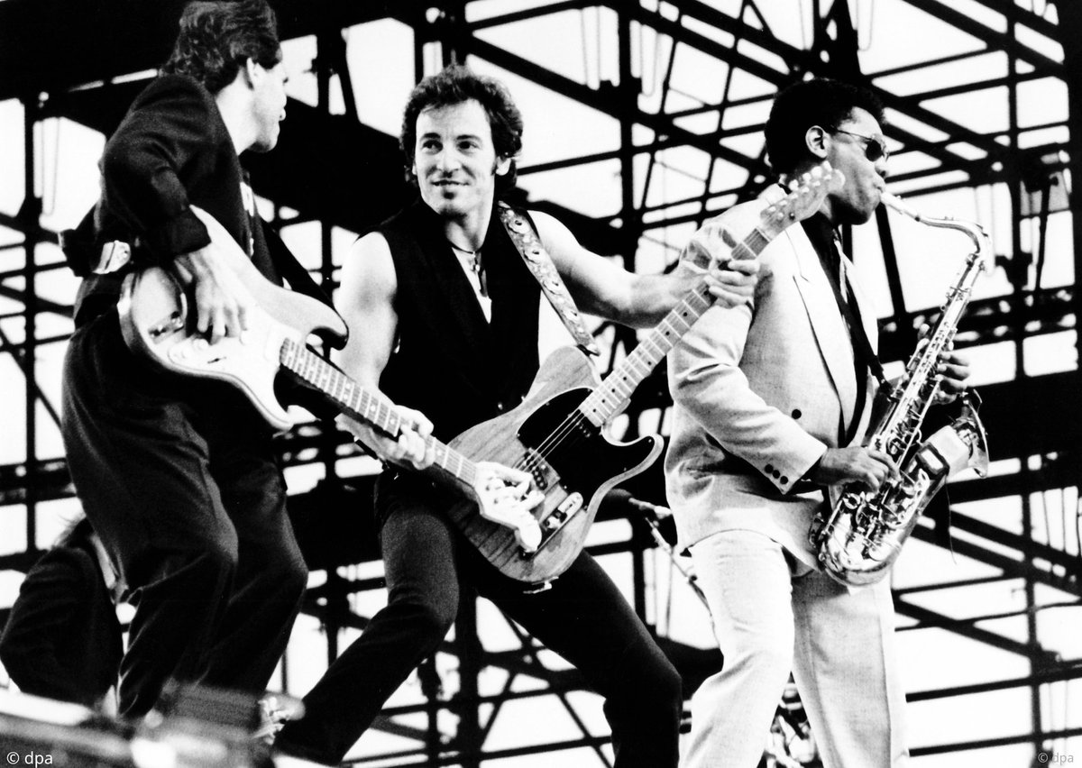GermanyinUSA's tweet image. 37 years ago today, Bruce Springsteen played to 300,000 in East Berlin—the biggest concert in East German history.
His message: "I came to play rock 'n' roll for you East Berliners in the hope that one day all the barriers will be torn down."
16 months later, the Wall fell.