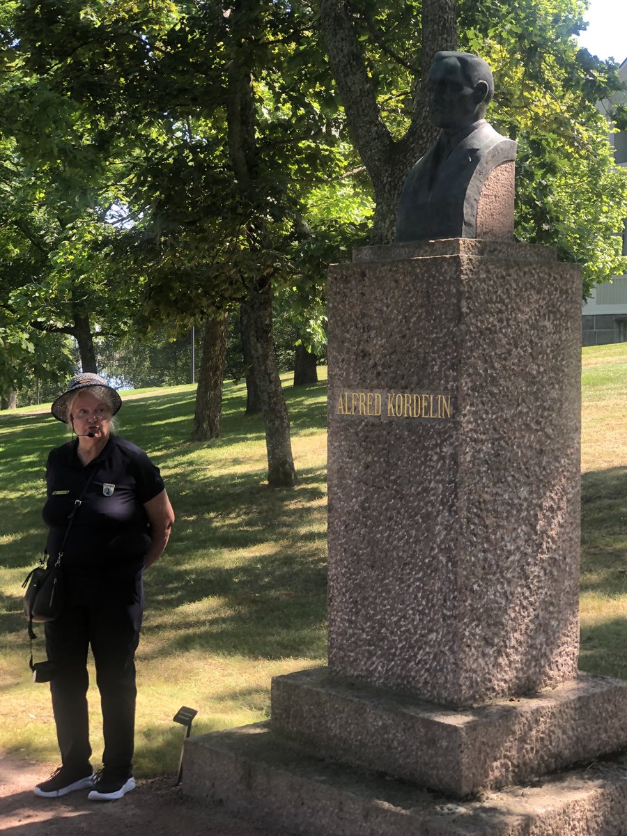 JukkaPerttula's tweet image. Kultaranta upeassa kuosissa. Asiantunteva opas teki vierailusta täysipainoisen! Taisimme nähdä vilaukselta talon isännänkin! @alexstubb kiitos, että kauniissa ja kiehtovassa miljöössä saa vierailla!