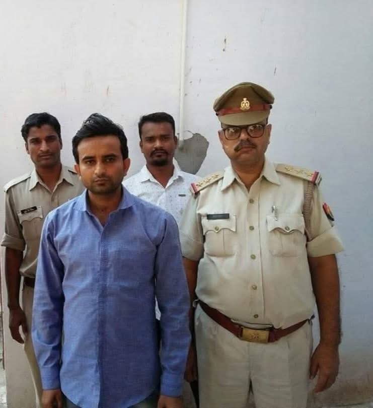 नीली शर्ट पहना हुआ ये व्यक्ति मोहम्मद अहमद है।
2020 में इसको गिरफ्तार किया गया फिर ये छूट गया 
इसने सोशल मीडिया पर एक जाट की ID बनाई थी और गुज्जरों को गाली देना शुरू किया था 
फिर एक गुज्जर की ID बनाई और जाटों को गाली देने लगा।
फिर एक दलित की ID बनाई और ब्राह्मणों को गाली देने