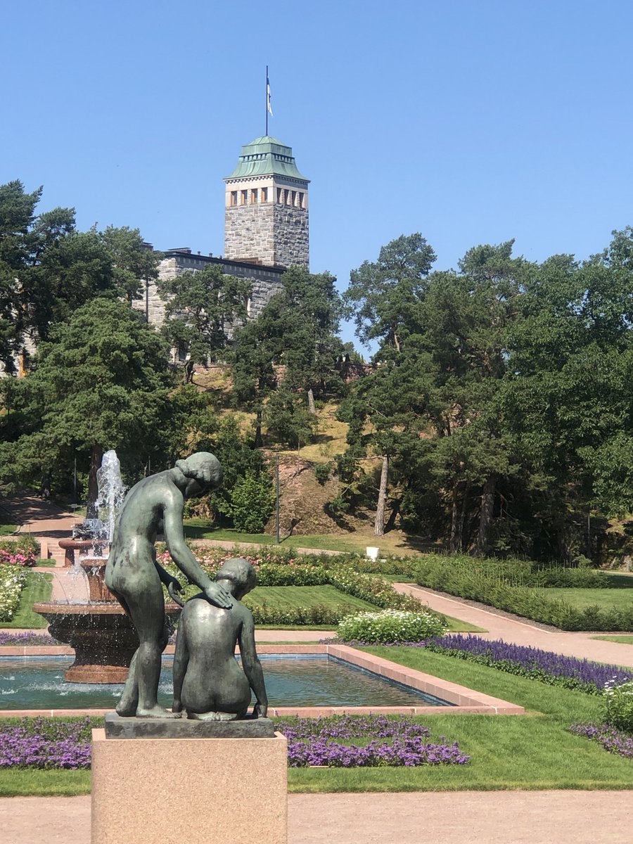 JukkaPerttula's tweet image. Kultaranta upeassa kuosissa. Asiantunteva opas teki vierailusta täysipainoisen! Taisimme nähdä vilaukselta talon isännänkin! @alexstubb kiitos, että kauniissa ja kiehtovassa miljöössä saa vierailla!