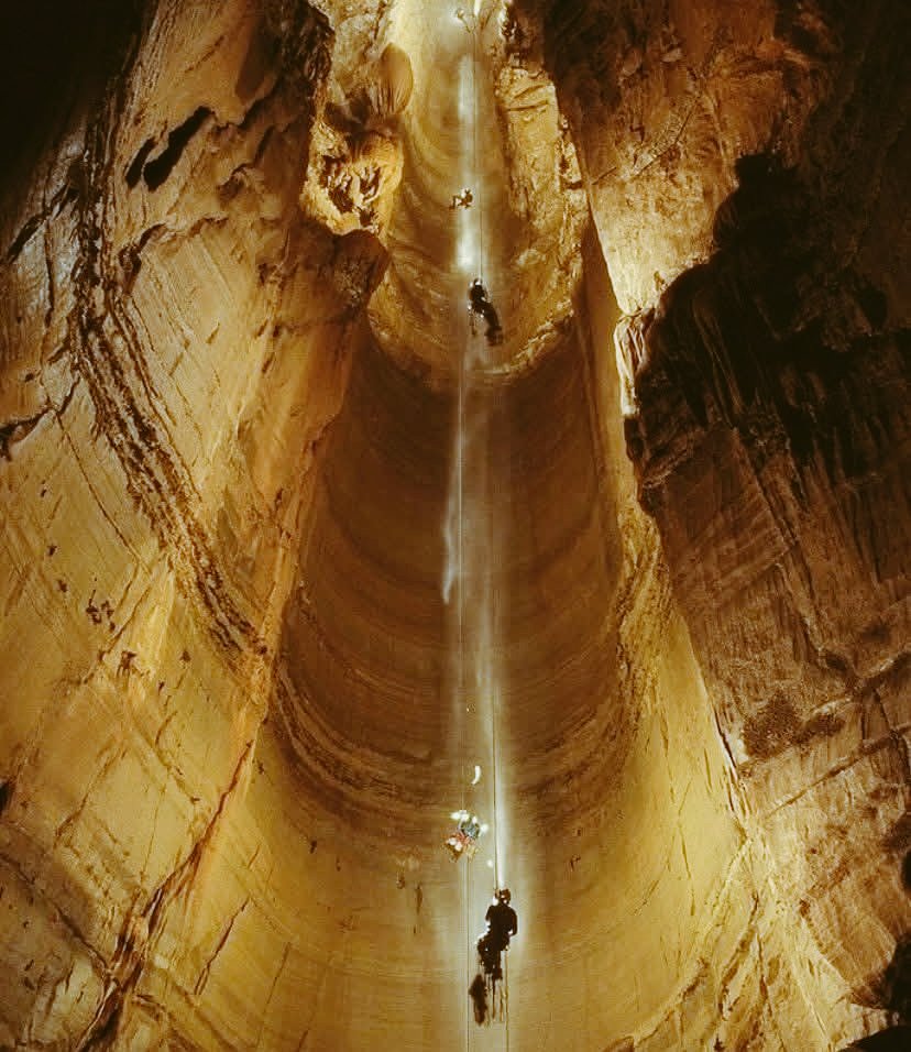 Dünyanın en derin mağarası olan Krubera Mağarası, Abhazya’daki Arabika Dağları’nda yer alıyor ve 2224 metre derinliğe ulaşıyor. Yeraltı nehirleri, labirentler ve bir göl barındıran mağara, uzman ekipman olmadan girilemeyecek kadar zorlu. Araştırmalar hâlâ sürerken, bölge