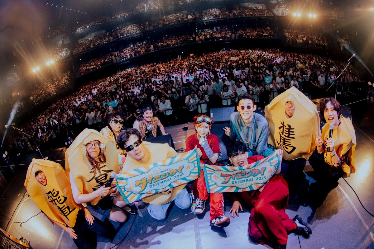 daibakushow_y's tweet photo. 皆様お待たせしました！
各回の集合写真でございます☺️
写真からも楽しい空気やライブの熱気が伝わってきて全部いい写真すぎますね🥰🥰
#DAIENKAI2025 
#DAIENKAI https://t.co/khMdENtIF0