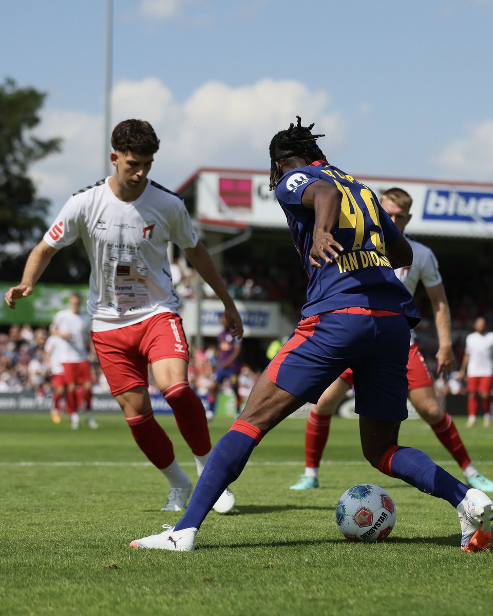 RBLeipzig's tweet photo. Knapp 30 Minuten sind gespielt – Yan #Diomande erzielt in seinem ersten Spiel direkt sein erstes Tor. 1:0! 😤🤝

#ZFCRBL https://t.co/1AE7xOdLdR