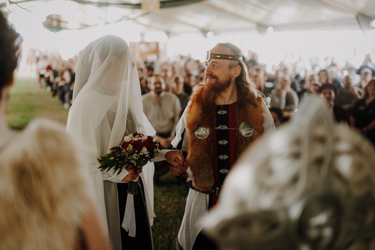 TESOnline's tweet image. At #ESOTavern in 2022, @raimundcosplay popped the question and @caliablackstone said 'YES'!
This year they got married with #ESOFam in attendance ❤️ Congratulations to our #ESO newlyweds! 🎊
