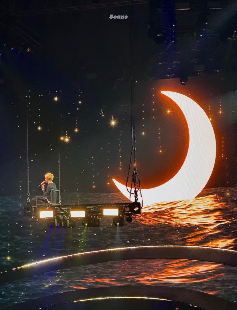 reyhyunee's tweet photo. رویایی ترین استیج داشت کیونگ 🥹✨️

#DOitinSeoul_Day1
#도경수_서울첫콘_DOit 
#ASIACONCERT_DOit
#도경수 #DOHKYUNGSOO
@companysoosoo_  @weareoneEXO https://t.co/OtHbhCj2W6