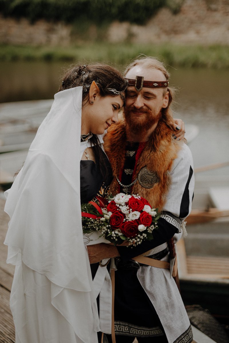 TESOnline's tweet image. At #ESOTavern in 2022, @raimundcosplay popped the question and @caliablackstone said 'YES'!
This year they got married with #ESOFam in attendance ❤️ Congratulations to our #ESO newlyweds! 🎊