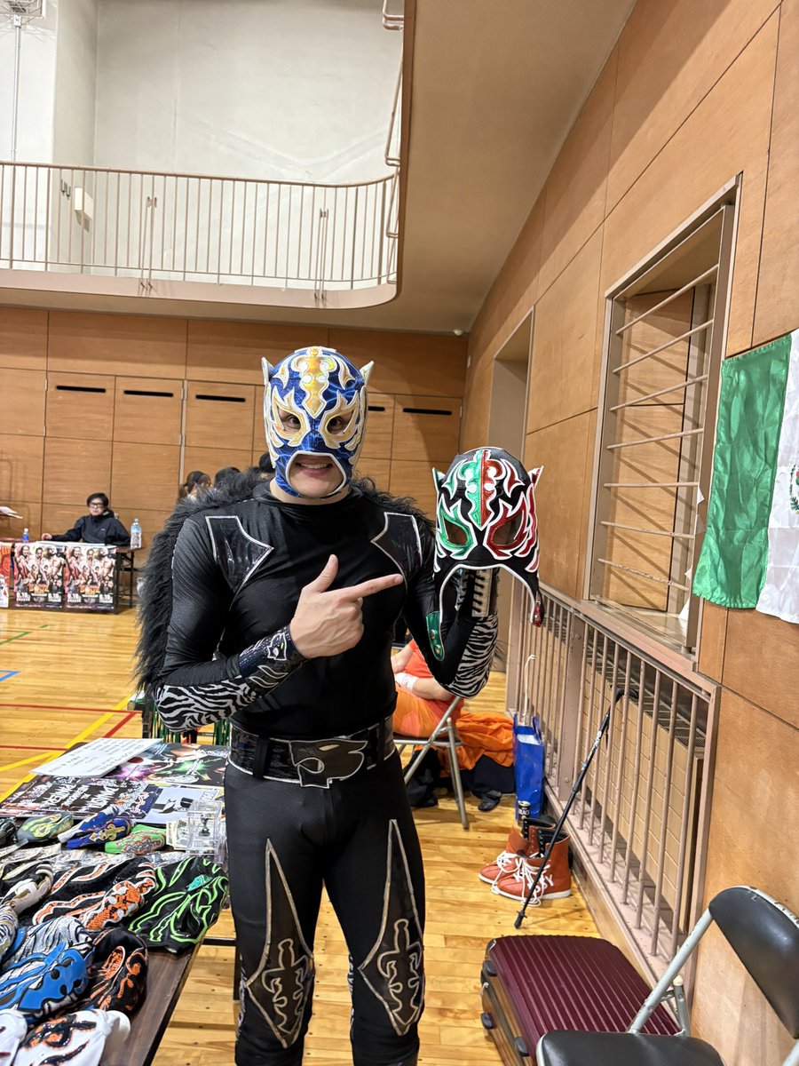 neko_g_gogo's tweet photo. エル・パンテーラjr選手@pantera_jr2000
お父さんの試合は子供の頃よく観ていました。とてもしなやかな身体をしています。
飛び技もフワッと。マスクをしていてもわかるイケメン具合。訳あって入場と序盤は観れていなかったんですが、戴冠おめでとう!!
#みちのくプロレス
#パンテーラjr
#panterajr https://t.co/GP2kYYAz5O