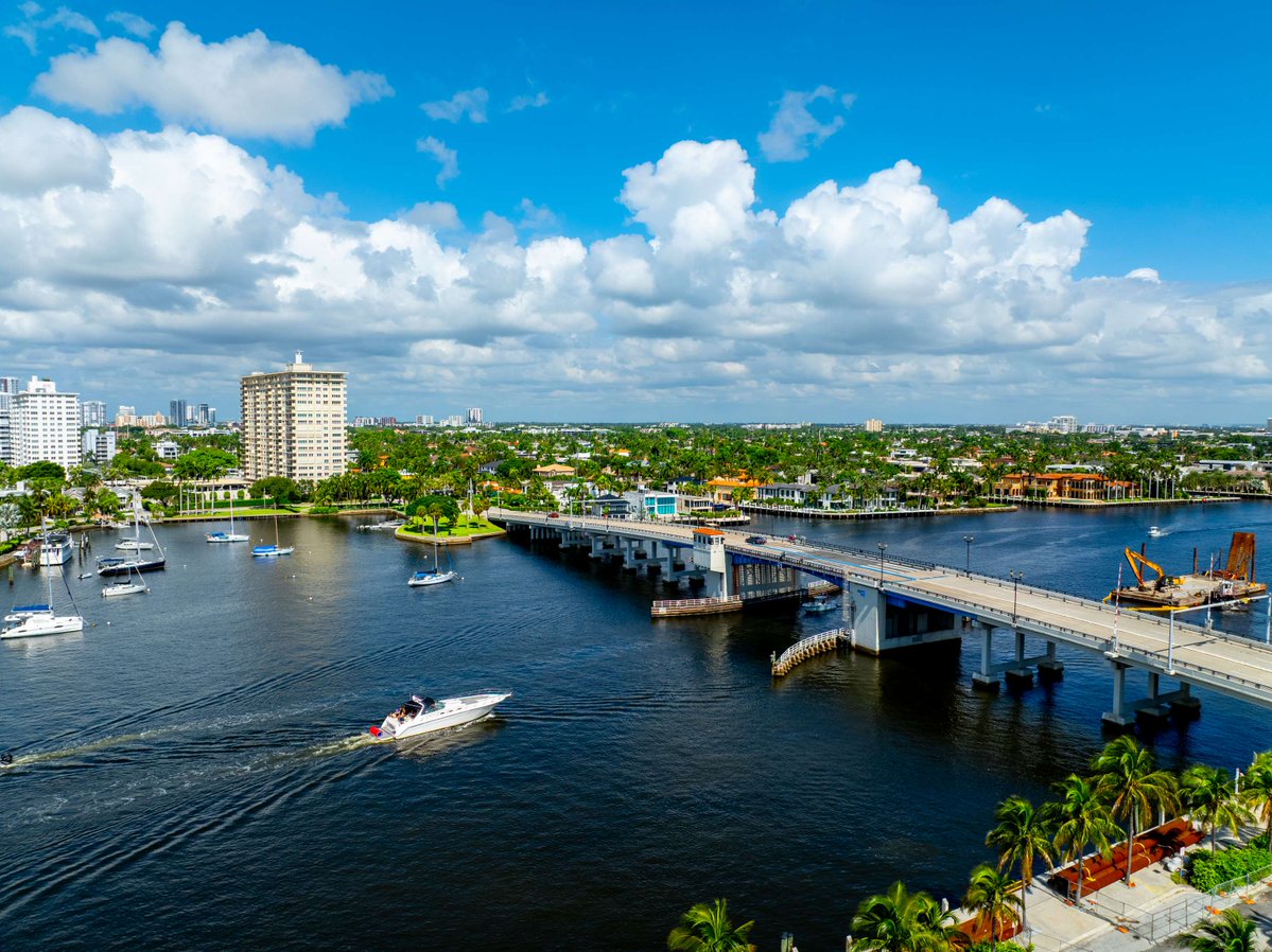 FTLCityNews's tweet image. Drivers! The Florida Department of Transportation @MyFDOT_SEFL will be closing the right eastbound lane on the Las Olas Blvd Drawbridge for welding repairs. 🚗🚕🚙

🗓️ Mon, July 28
⌚ 9:00 AM–3:30 PM

Expect delays and allow extra travel time. 
More:🔗 ftlcity.info/LasOlasBridge