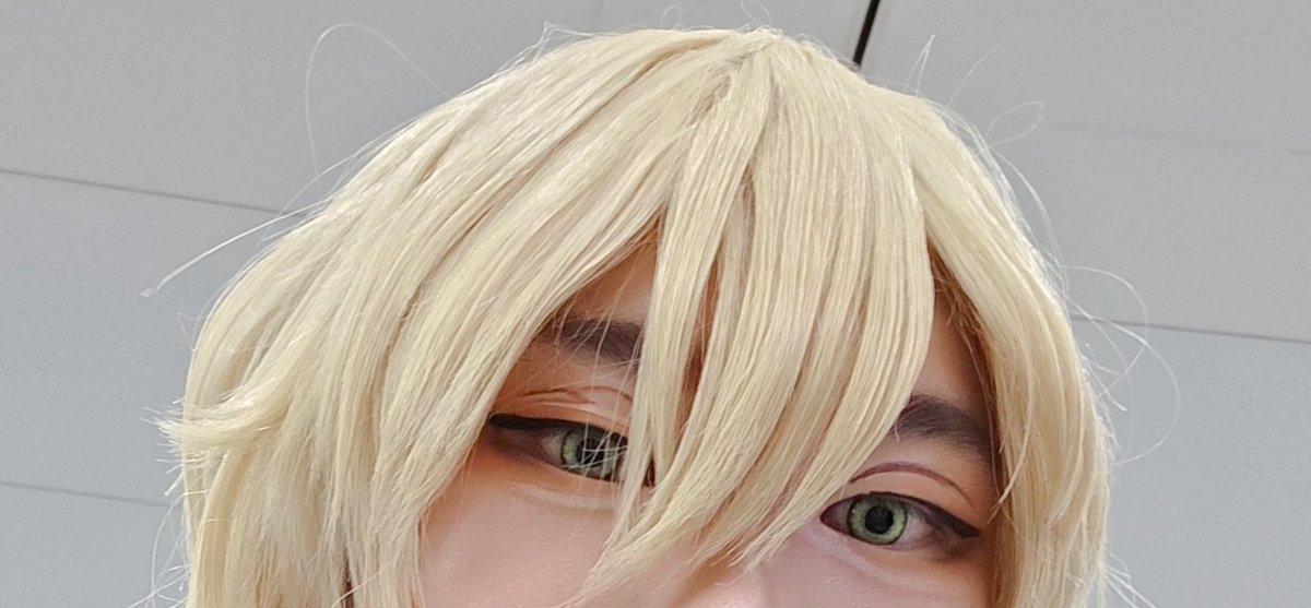 첫 코스프레 메이크업 받은 후기 -
인생 처음으로 코스프레 메이크업을 받아 봤어요! 
아침에 생얼로 만났던 트친이 메쿠받고 난 뒤에 절 못알아봤습니다.  
평소에 멍해보이는 눈인데 메쿠를 받으니까 되게 예리하고 냉철한 주교님의 눈빛이!!
메이크업의 단점은 제가 살쪄서 잘 못받았어요..