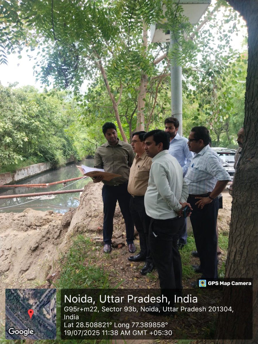 noida_authority's tweet image. आज दिनांक 19.7.2025 नौएडा प्राधिकरण के महाप्रबंधक (जन स्वास्थ्य खंड2 व सिविल) श्री अशोक कुमार अरोड़ा द्वारा नौएडा के विभिन्न सैक्टरों और प्रमुख मार्गों का स्थलीय निरीक्षण किया गया। उनके साथ जन स्वास्थ्य परियोजना अभियंता, वरिष्ठ प्रबंधक (सिविल), प्रबंधक और वर्क सर्किल 8 एवं MS…