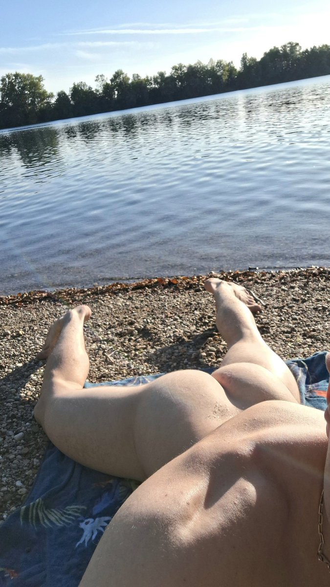 Wanna join me by the lake? ☀️