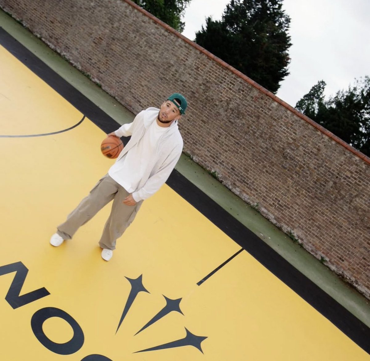 realalmightee's tweet image. Drake, Kevin Durant, Devin Booker, Yeat, and the OVO Crew at the Nocta Manor in Windsor
His Europe tour officially kicks off tomorrow in Birmingham