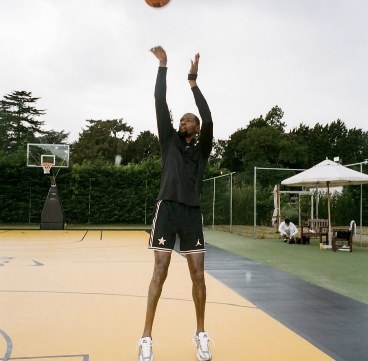 realalmightee's tweet image. Drake, Kevin Durant, Devin Booker, Yeat, and the OVO Crew at the Nocta Manor in Windsor
His Europe tour officially kicks off tomorrow in Birmingham