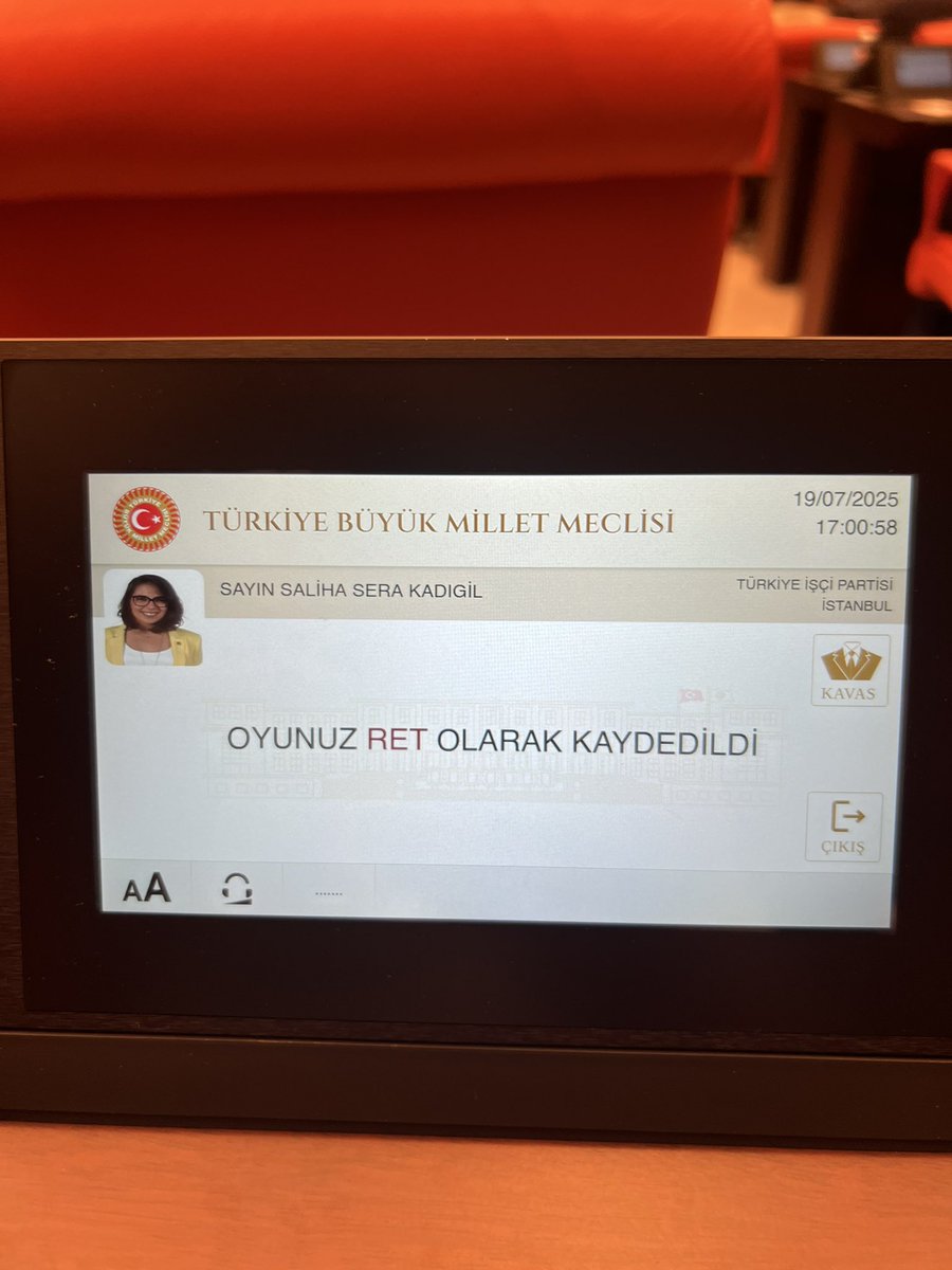 serakadigil's tweet image. Şirket patronlarının getirip iktidar vekilleri eliyle Genel Kurul’a dayattıkları talan yasası AKP ve MHP oylarıyla kabul edildi.
Değil söktüğünüz, dalını kırdığınız her zeytinin hesabını sormazsak, şu şirket manifestosunu yasa diye geçirmek için sergilediğiniz insan üstü…