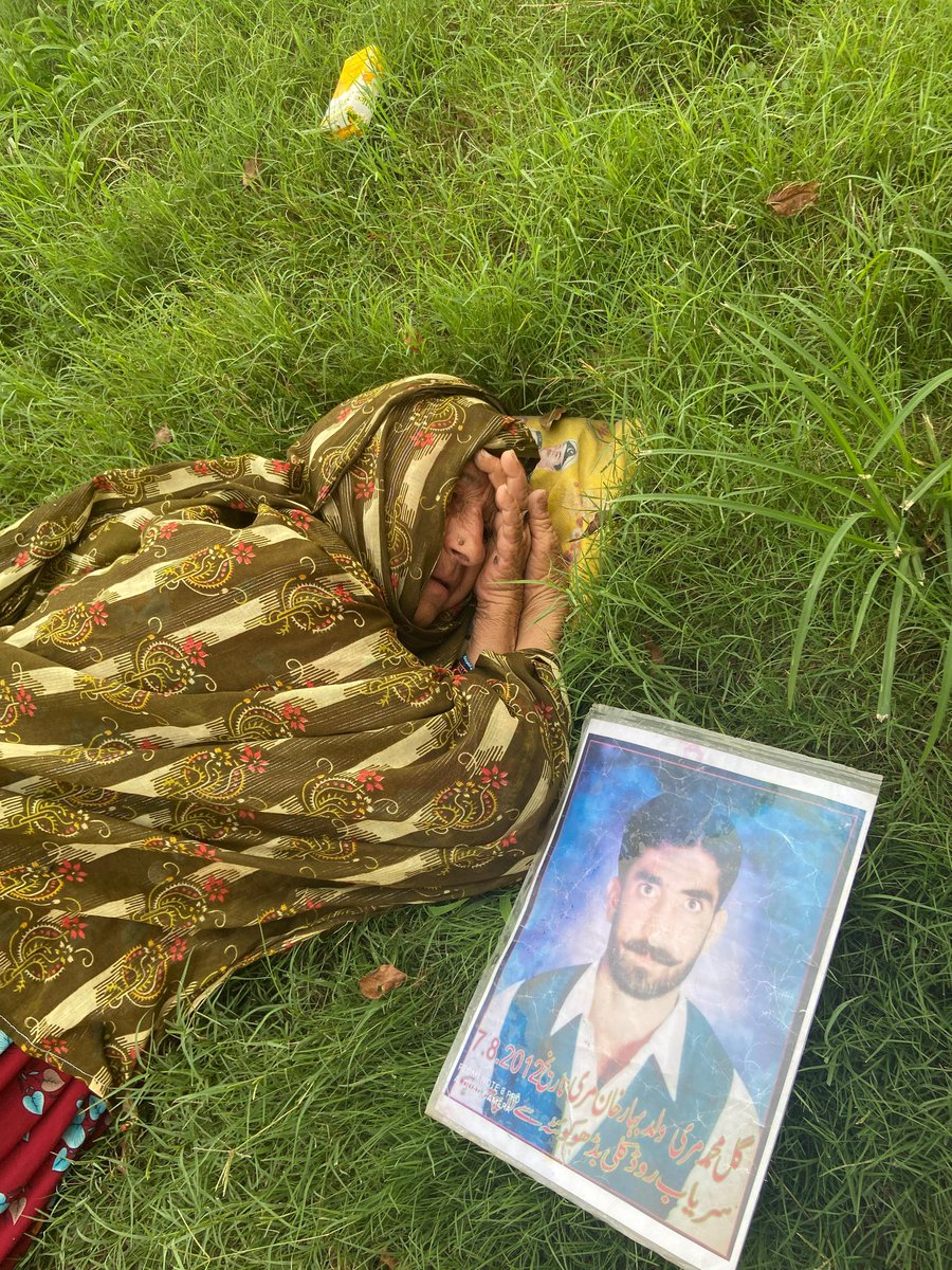 NabeelBaluch_'s tweet image. State oppression &suppression have left no space for these mothers & sisters who yearn for their loved ones.First,they were denied a protest camp,subjected to brute force & placed under surveillance. Now,even access to the Press Club venue is being blocked,with area cordoned off.