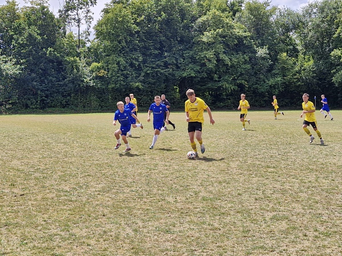 JARVISBROOKFC's tweet image. Half time
Roffey 0-1 JBFC
Gilder 43
Good half for the Brook, tight game with little between the teams, Harman with a good save for the Brook, before Lawrence set back for Gilder to fire home just before the break.