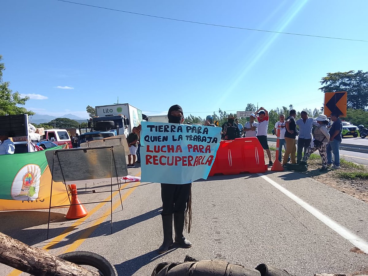 ✅!Nos mueve la tierra! Continúa bloqueada Vía Nacional Ruta del Sol a la altura del corregimiento de Valencia de Jesús, Valledupar.
El Campesino exige tierra
Servicio de Salud Digno
Agua potable, entre otras.
#TierraParaQuienLaTrabaja
#IntegraciónCampesinaDelCesar