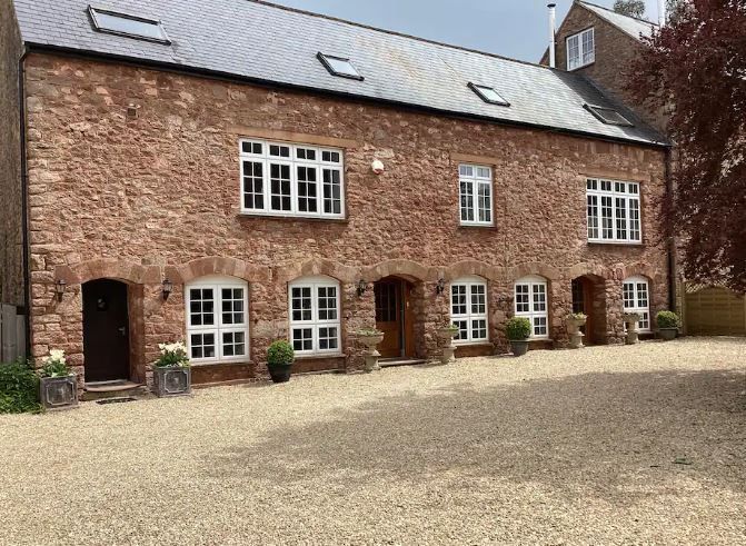 TheHolidayCots's tweet image. 🌿 Charming Country Escape at Curdon Mill 🏡

Whether it's curling up with a book, enjoying scenic walks, or simply unwinding in tranquil surroundings, this charming cottage provides the ideal base for a countryside retreat.

🛏️ Sleeps 1-8
theholidaycottages.co.uk/somerset/17441

#RuralRetreat