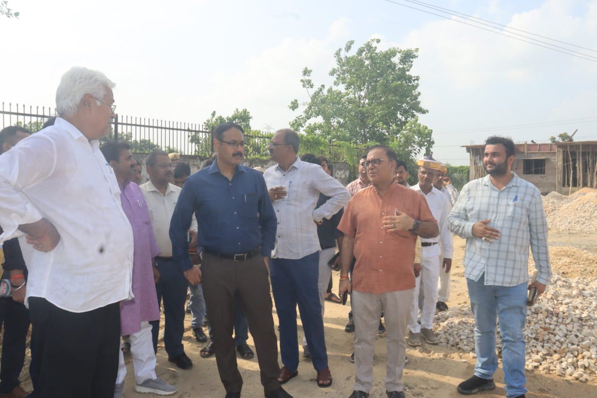 DistrictSant's tweet image. जिलाधिकारी महोदय द्वारा खलीलाबाद तहसील अंतर्गत राजकीय आश्रम पद्धति बालिका विद्यालय चकदही एवं आवासीय विद्यालय के बगल निर्माणाधीन प्रिंसिपल भवन एवं ट्रांजिट हास्टल का स्थलीय निरीक्षण किया गया। संबंधित अधिकारी को आवश्यक निर्देश दिए गए।