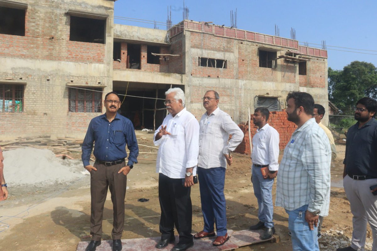DistrictSant's tweet image. जिलाधिकारी महोदय द्वारा खलीलाबाद तहसील अंतर्गत राजकीय आश्रम पद्धति बालिका विद्यालय चकदही एवं आवासीय विद्यालय के बगल निर्माणाधीन प्रिंसिपल भवन एवं ट्रांजिट हास्टल का स्थलीय निरीक्षण किया गया। संबंधित अधिकारी को आवश्यक निर्देश दिए गए।