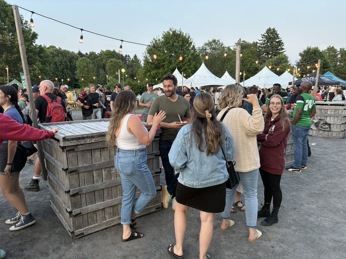 KevenBrasseur's tweet image. Petit tour hier soir à Plaisirs d’été au Carrefour de l’Érable à Plessisville!
Ambiance festive, bières locales savoureuses et superbes échanges avec des brasseurs passionnés🩵😉
#CAQ #arthabaskalerable