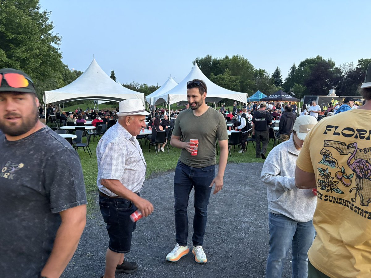 KevenBrasseur's tweet image. Petit tour hier soir à Plaisirs d’été au Carrefour de l’Érable à Plessisville!
Ambiance festive, bières locales savoureuses et superbes échanges avec des brasseurs passionnés🩵😉
#CAQ #arthabaskalerable