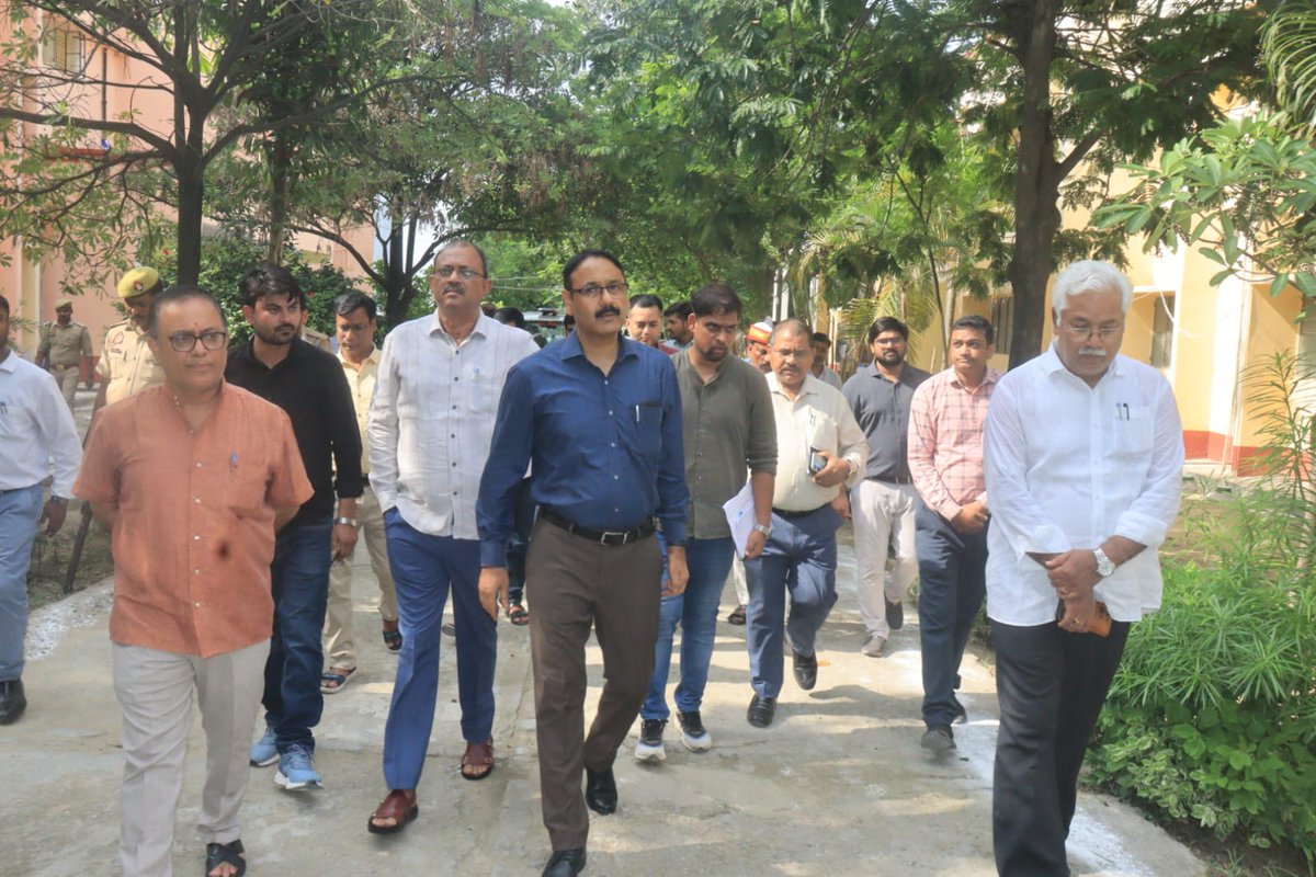 DistrictSant's tweet image. जिलाधिकारी महोदय द्वारा खलीलाबाद तहसील अंतर्गत राजकीय आश्रम पद्धति बालिका विद्यालय चकदही एवं आवासीय विद्यालय के बगल निर्माणाधीन प्रिंसिपल भवन एवं ट्रांजिट हास्टल का स्थलीय निरीक्षण किया गया। संबंधित अधिकारी को आवश्यक निर्देश दिए गए।