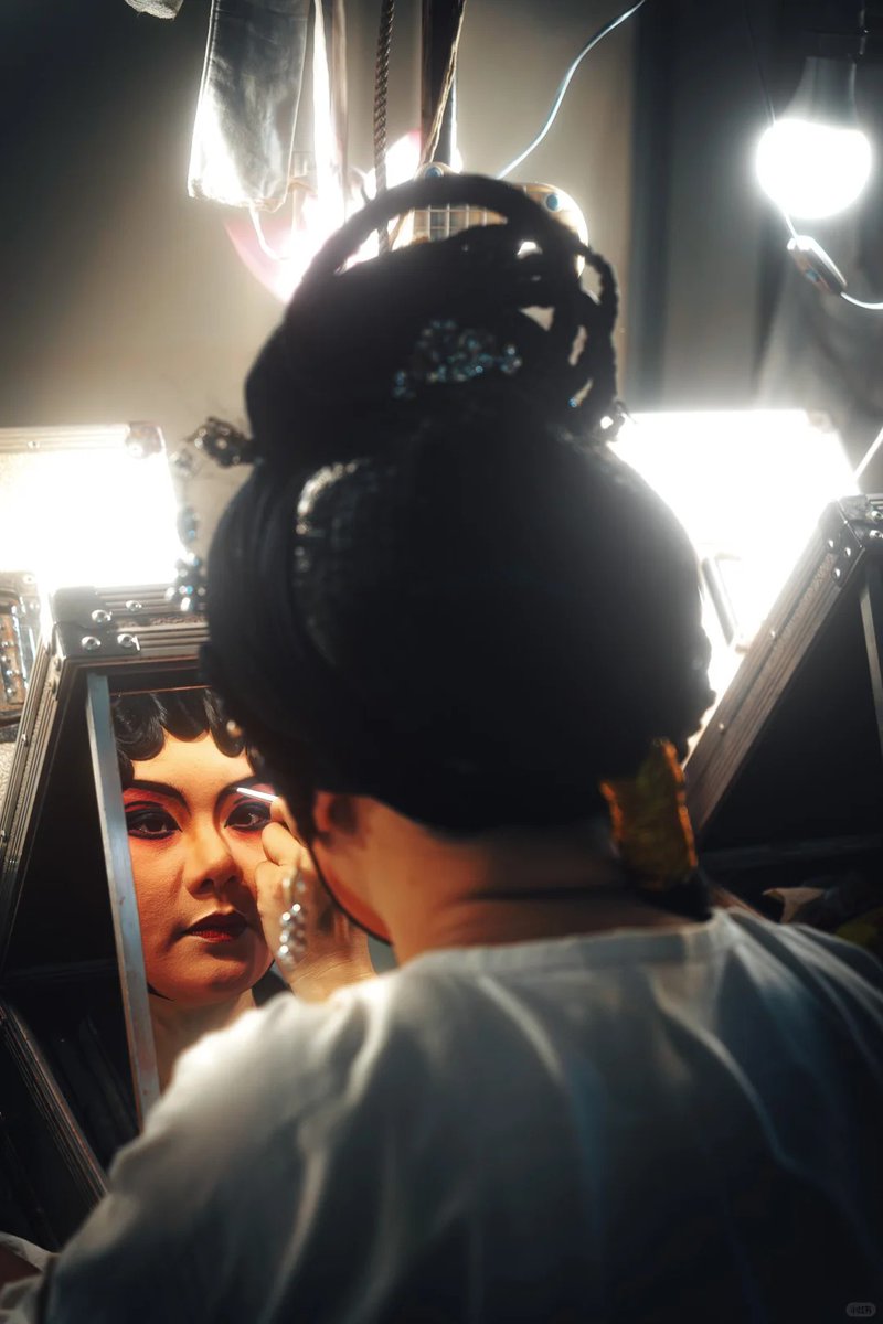🎭 Before the curtain rises, #art is already in motion. #CantoneseOpera’s backstage is a world of its own— water-slicked sideburns, vivid makeup, and gorgeous costumes, transforming into living symbols of #Guangzhou’s centuries-old cultural soul step by step. ✨
📷 达Hugo