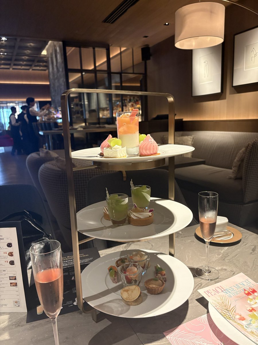 kogirin_oo's tweet image. モモさんとアフターヌーンティー🍑✨
初めて行ったけどすごいキラキラしてて美味しかった🥹

イベントも2件一緒に回れて最高でした！
また行きたいです🙌