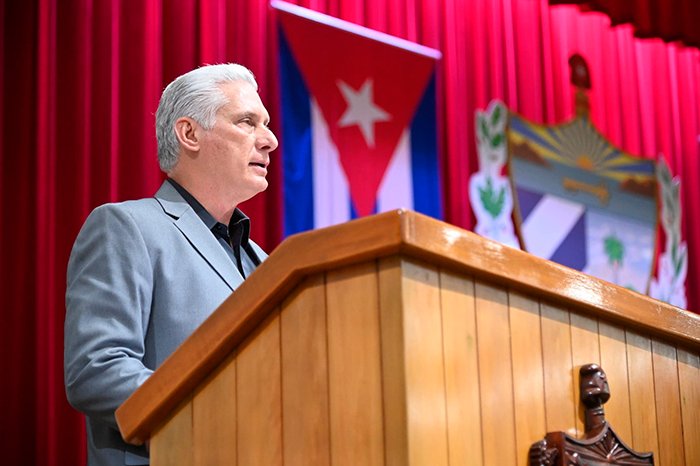 Ministerio de Salud Pública de Cuba (@minsapcuba) on Twitter photo 👥Reafirmó <a href="/DiazCanelB/">Miguel Díaz-Canel Bermúdez</a> resistencia heroica del pueblo🇨🇺 al clausurar Sesiones de la <a href="/AsambleaCuba/">Asamblea Nacional Cuba</a>.
“Aprendimos que solo teniendo convicciones claras como principios es posible sostener y ganar batallas, y también aprendimos que del cerco se sale combatiendo”
#CubaEstáFirme 👥Reafirmó <a href="/DiazCanelB/">Miguel Díaz-Canel Bermúdez</a> resistencia heroica del pueblo🇨🇺 al clausurar Sesiones de la <a href="/AsambleaCuba/">Asamblea Nacional Cuba</a>.
“Aprendimos que solo teniendo convicciones claras como principios es posible sostener y ganar batallas, y también aprendimos que del cerco se sale combatiendo”
#CubaEstáFirme