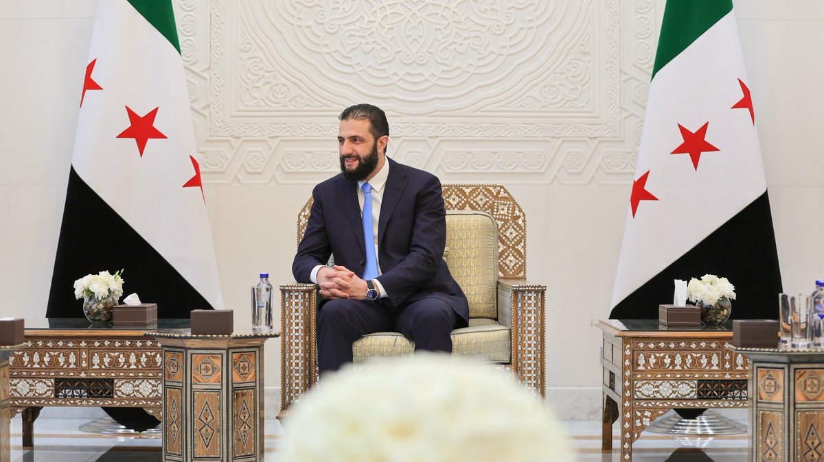 SyPresidency's tweet image. استقبل رئيس الجمهورية العربية السورية، السيد أحمد الشرع وفدًا من رجال الأعمال في المملكة العربية السعودية، برئاسة كل من السيد محمد أبو نيان والسيد سليمان المهيدب، وذلك في قصر الشعب بدمشق.
وجرى خلال اللقاء بحث آفاق التعاون الاقتصادي والاستثماري بين البلدين، وسبل تعزيز الشراكات…