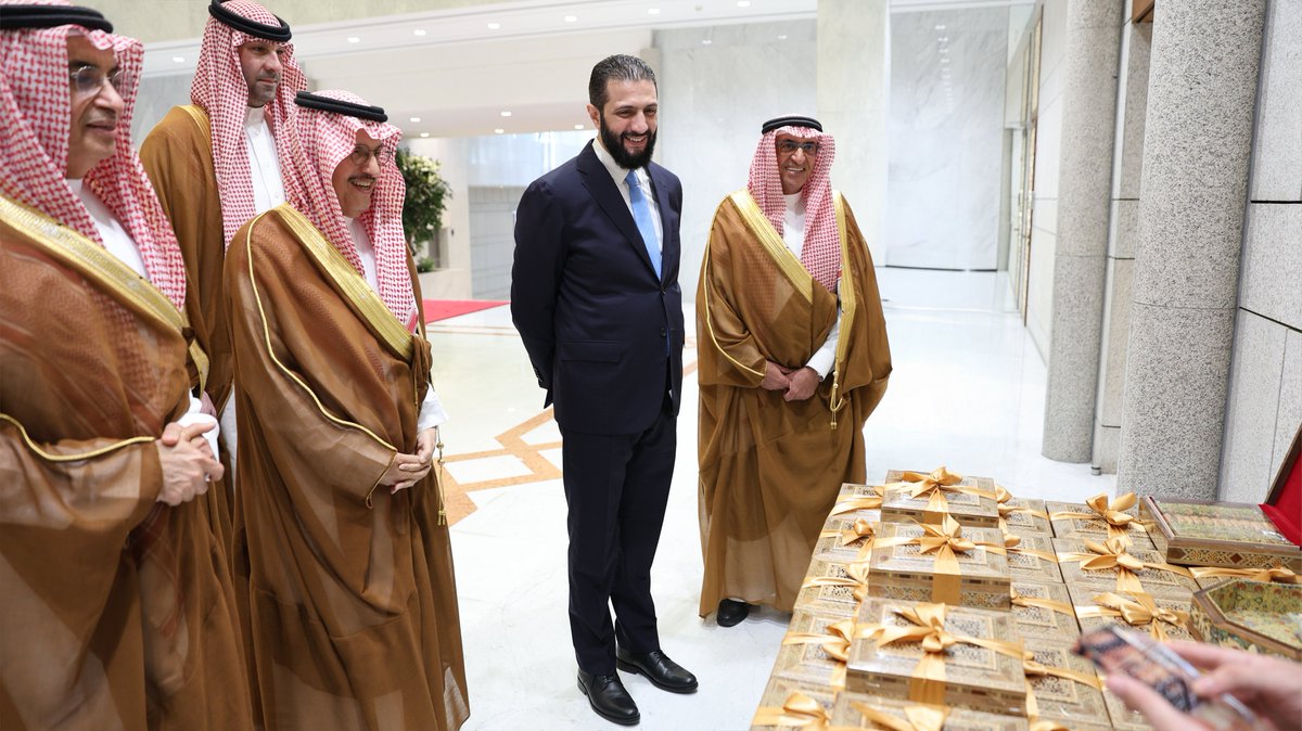 SyPresidency's tweet image. استقبل رئيس الجمهورية العربية السورية، السيد أحمد الشرع وفدًا من رجال الأعمال في المملكة العربية السعودية، برئاسة كل من السيد محمد أبو نيان والسيد سليمان المهيدب، وذلك في قصر الشعب بدمشق.
وجرى خلال اللقاء بحث آفاق التعاون الاقتصادي والاستثماري بين البلدين، وسبل تعزيز الشراكات…