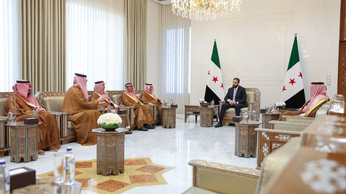 SyPresidency's tweet image. استقبل رئيس الجمهورية العربية السورية، السيد أحمد الشرع وفدًا من رجال الأعمال في المملكة العربية السعودية، برئاسة كل من السيد محمد أبو نيان والسيد سليمان المهيدب، وذلك في قصر الشعب بدمشق.
وجرى خلال اللقاء بحث آفاق التعاون الاقتصادي والاستثماري بين البلدين، وسبل تعزيز الشراكات…