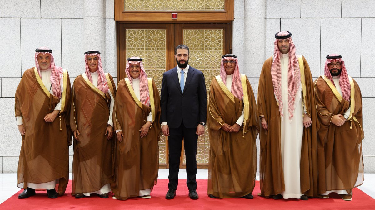 SyPresidency's tweet image. استقبل رئيس الجمهورية العربية السورية، السيد أحمد الشرع وفدًا من رجال الأعمال في المملكة العربية السعودية، برئاسة كل من السيد محمد أبو نيان والسيد سليمان المهيدب، وذلك في قصر الشعب بدمشق.
وجرى خلال اللقاء بحث آفاق التعاون الاقتصادي والاستثماري بين البلدين، وسبل تعزيز الشراكات…
