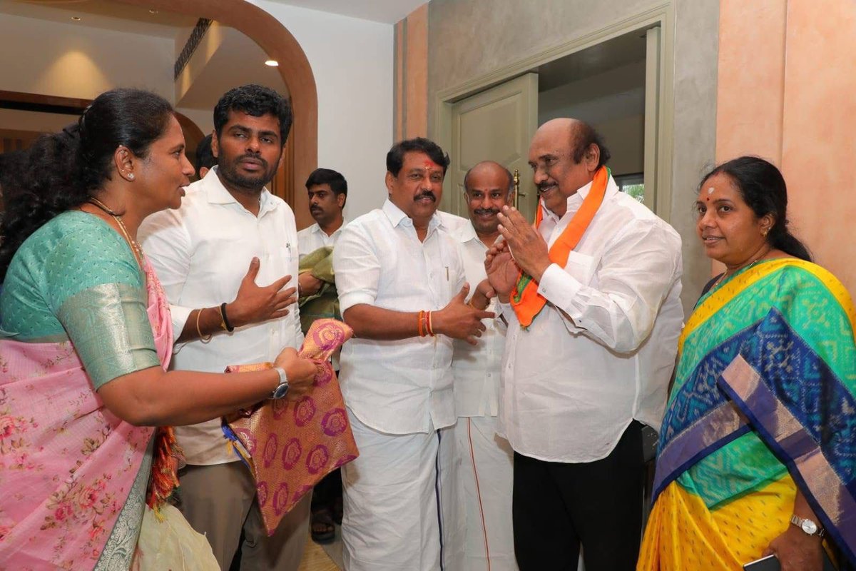 NainarBJP's tweet photo. பெருந்தலைவர் காமராஜர் அவர்கள் குறித்து திமுக பாராளுமன்ற உறுப்பினர் திரு. @tiruchisiva அவதூறாக பேசிய போது அதற்கு எதிர்ப்பு கூட தெரிவிக்காமல் மௌனம் காத்து மலினமாக செயல்பட்டது @INCIndia. ஆனால், கர்மவீரர் காமராஜர் அவர்கள் மீது சுமத்தப்படும் அவதூறு பேச்சுகளை எதிர்த்து தொடர்ந்து குரல் கொடுக்கும் தமிழக பாஜகவால் ஈர்க்கப்பட்டு, காங்கிரஸ் கட்சியின் திருப்பூர் மாவட்டத் துணைத் தலைவராக பணியாற்றிய திரு. கோபால் அவர்கள் நமது @BJP4TamilNadu-வில் தன்னை இணைத்துக் கொண்டுள்ளார். கிட்டத்தட்ட 30 ஆண்டுகால அரசியல் அனுபவமுள்ள திரு. கோபால் அவர்களைத் தாமரை குடும்பத்திற்கு வரவேற்பதில் பெருமை கொள்கிறேன்.
