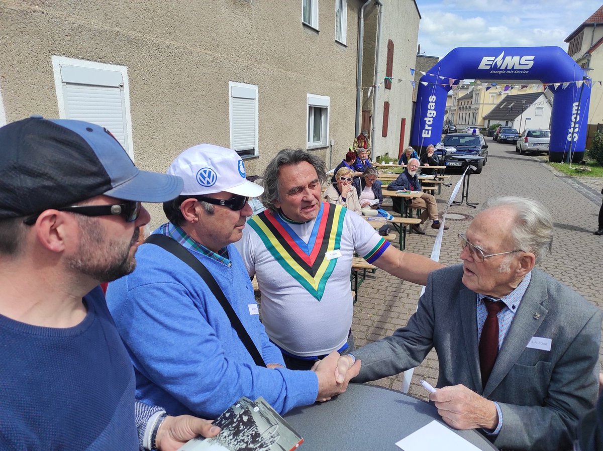 Con mi aita el día que conocimos en persona a Täve Schur, leyenda de la Carrera de la Paz y héroe deportivo de la Alemania Oriental, de 94 años de edad, junto al capitán de la selección de la RDA de los años 80: Thomas Barth, en 2023, en el 75 aniversario de la Carrera de la Paz