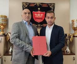 Jabarihamid63's tweet image. کمتر هوادار #پرسپولیس تصور میکرد مصطفی لشگری حکم مدیر روابط عمومی واردباشگاه شود و ایجاد شبکه عنکبوتی با چندخبرنگارنما جیره مواجب بگیر چنان قدرت بگیرد که تمام معادلات و چنیش مهره را اختیار بگیرد!براستی وزارت ورزش،نهاد نظارت وجود ندارد که دلالی و قراردادهای مشکوک ورود کند!