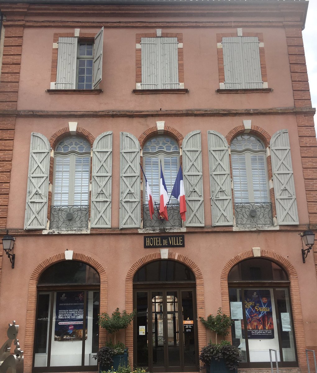 Quand, marchant sur le chemin de Compostelle, tu passes à #Moissac et y aperçoit la mairie, à deux pas du cloître…

Tu te dis que tout n’est pas fini ! ☺️
Merci M. le maire !

Ultreïa…