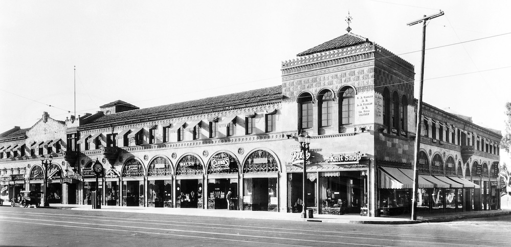 TurnbullMartin's tweet image. Let’s dip into the “They Sure Don’t Build ‘Em Like That Anymore” file and take a moment to enjoy the Spanish Colonial Revival splendor of the Cherokee Building at 6646 Hollywood Blvd, Hollywood at Cherokee Ave. I don’t have a date on this photo, but it was built in 1927.