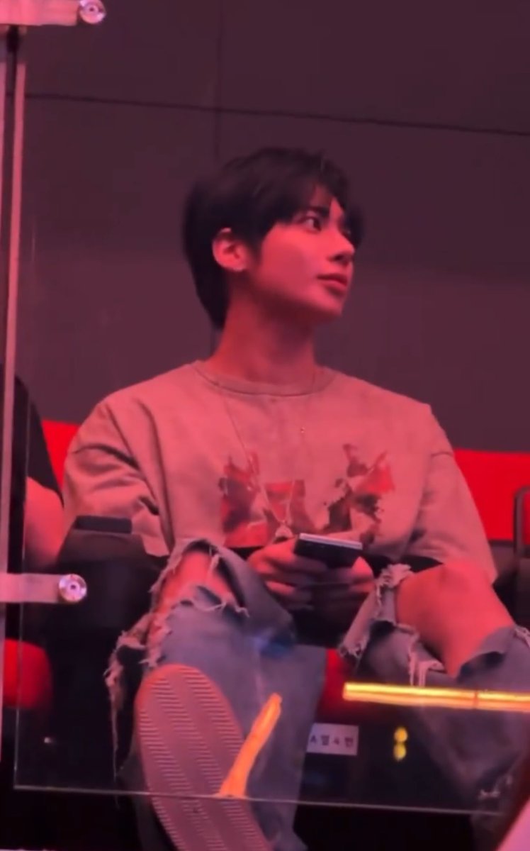 Hybesource's tweet image. #TAEHYUN Was spotted at TWICE’s concert!