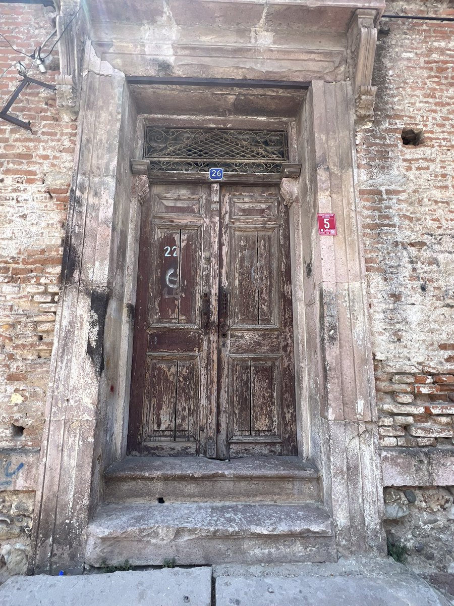 Sıvalara saplanmış tuğla parçaları. Ve hala ayakta olan kapılar. O kadar çok detay varki. #tuğla