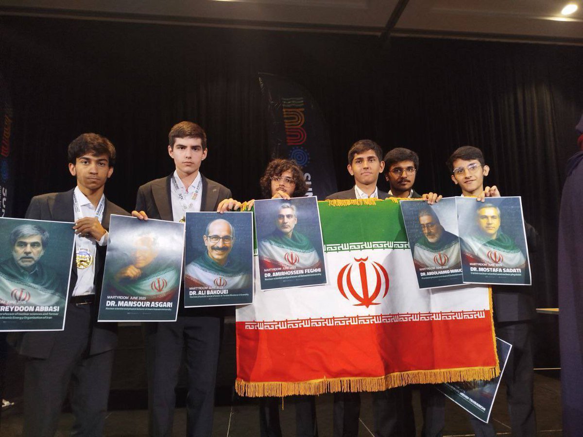 SRHosseiniN's tweet image. حضور تیم #المپیاد #ریاضی جمهوری اسلامی #ایران با عکس شهدای #نخبه #هستهای در مراسم اختتامیه المپیاد جهانی ریاضی ۲۰۲۵ - #استرالیا
لازم به ذکر است که کشورمان با کسب ۲ مدال طلا، ۳ نقره و ۱ برنز، و ۷ پله صعود نسبت به سال قبل، رتبه ۱۲-ام را در میان ۱۱۰ کشور شرکتکننده کسب کرد.