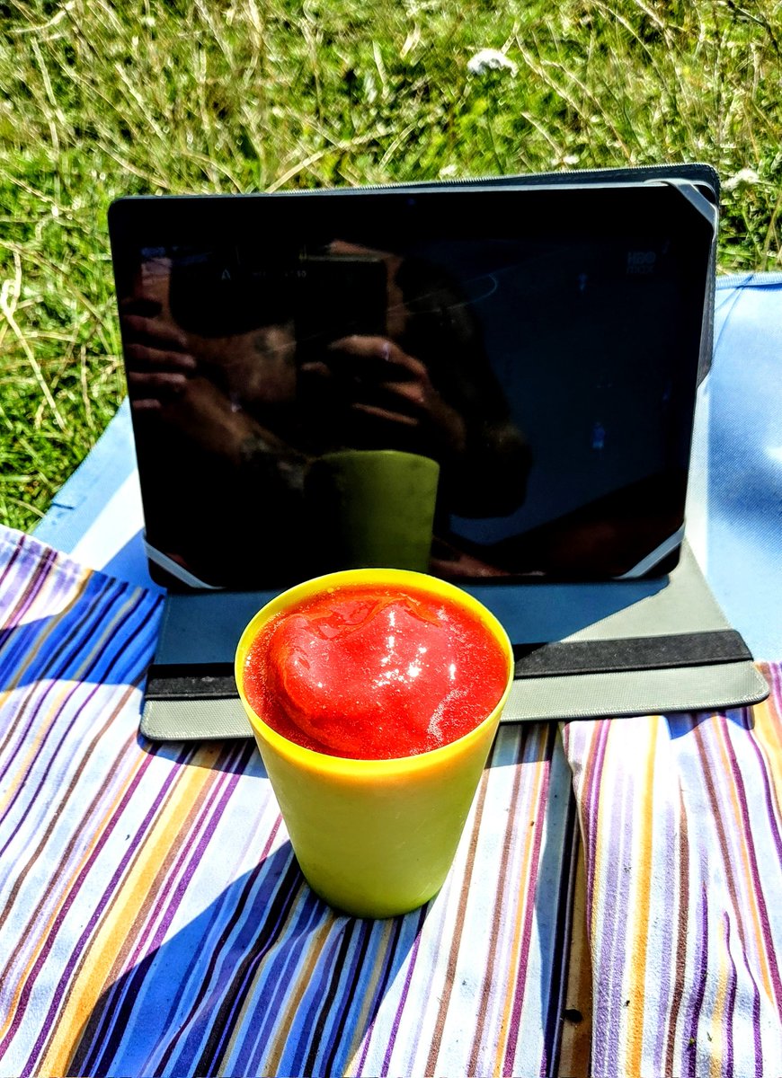 Om jag är ett proffs på det här med semester, det tycker jag nog. 
Strawberry daiquiri och plattan för att kunna se MFF med till heldag vid havet. Visst varit bättre att va på plats med detta är ändå helt ok.