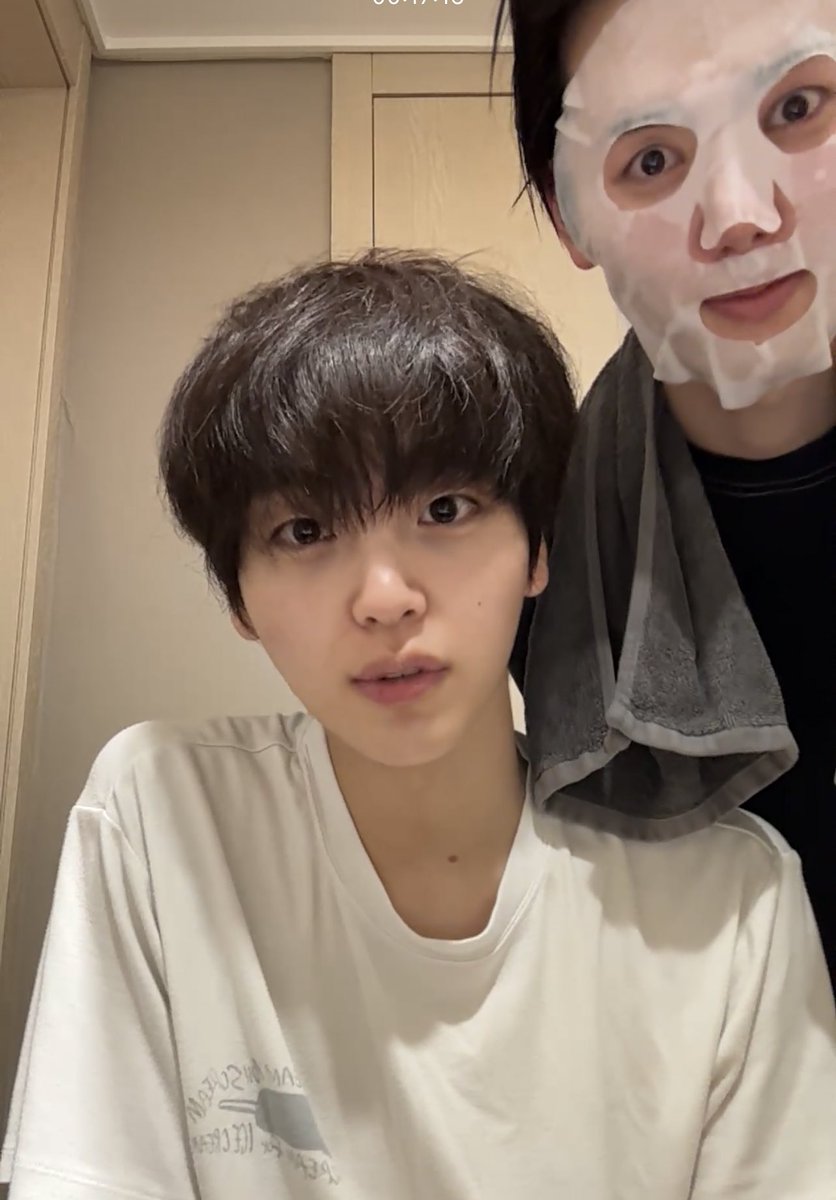 강민희 씻으러 간다더니ㅜ
형준이 라이브에 저러고 등장해서는
와... 얼굴이
이러고한참웃다감아니진짜