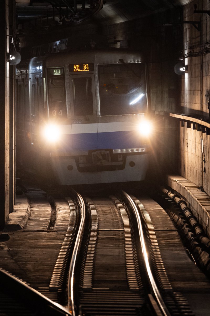 acid7509's tweet image. 25/7/19 福岡市営地下鉄
95運行 2000N系20編成
96運行 2000N系22編成
97運行 1000N系04編成
K03の故障で空港線筑肥線の運用が狂ったことにより、姪浜での折返/特発が大量に発生。
ダイヤ乱れで偶に見られる80番台だけでなく、90番台の運番も表示されていました。
交通安全缶の90番台は激レアかと?