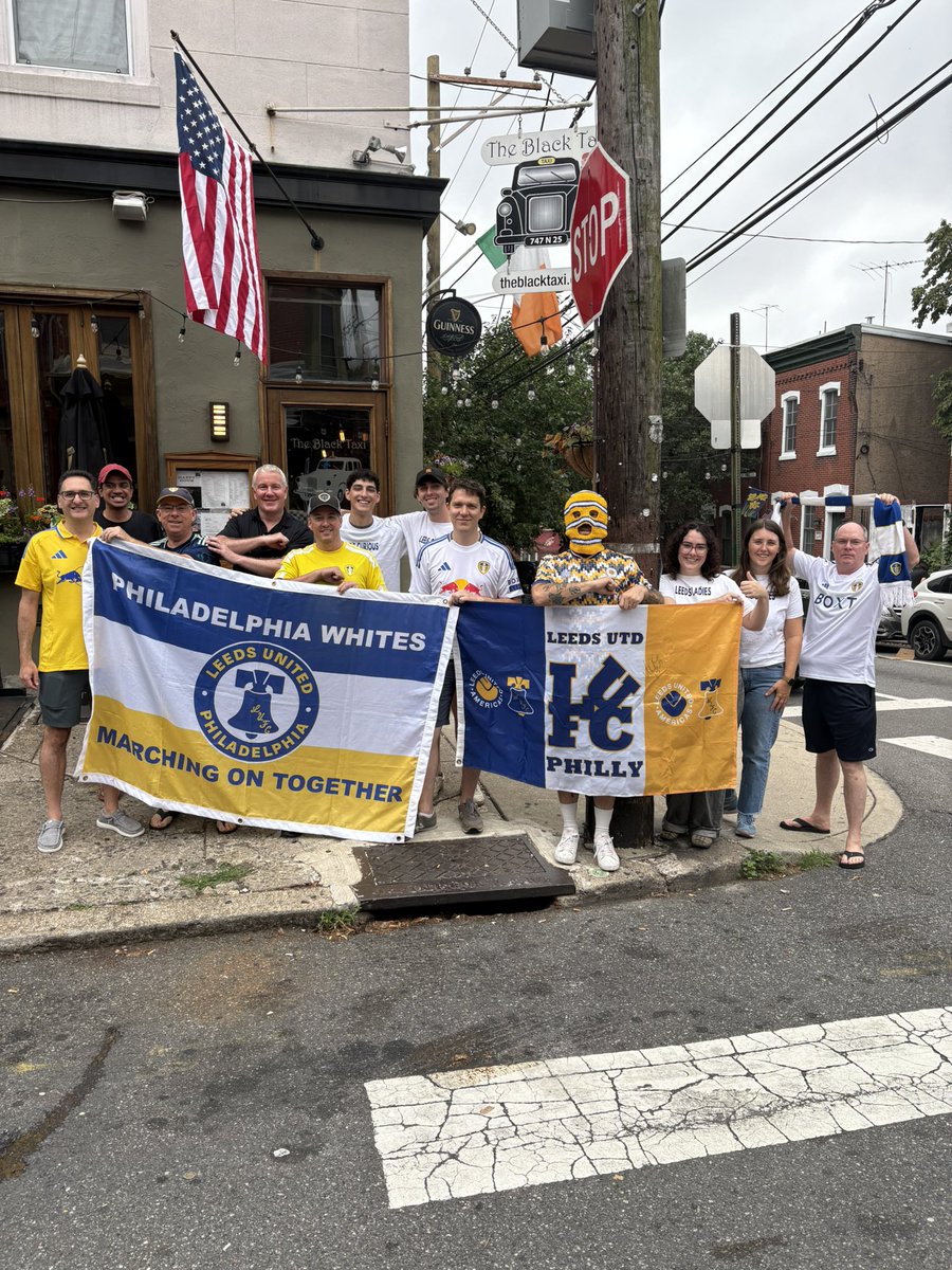 PHILALUFC's tweet image. HT optimism here at the Taxi

Leeds 0-0 Scum

#MOT 💙🍻💛
