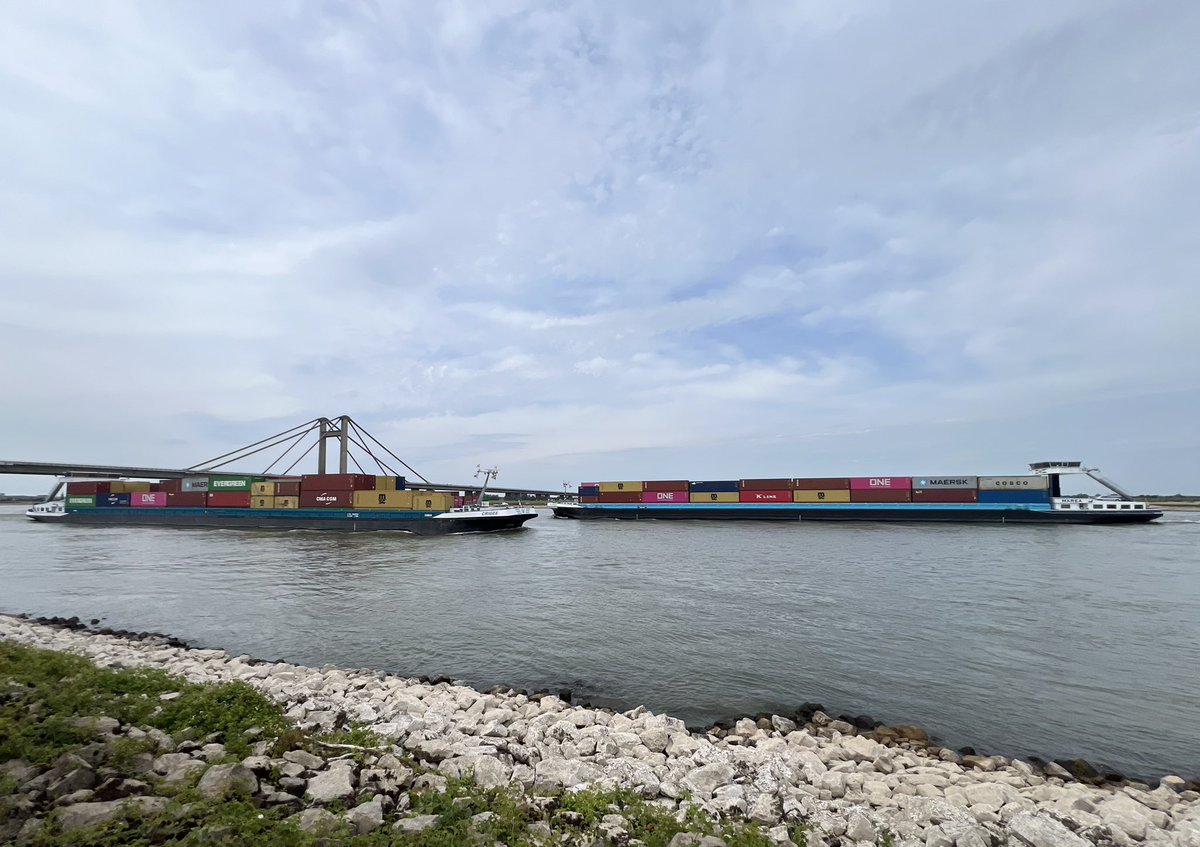 Containerschepen varen stroom op en afwaarts op rivier de #Waal
