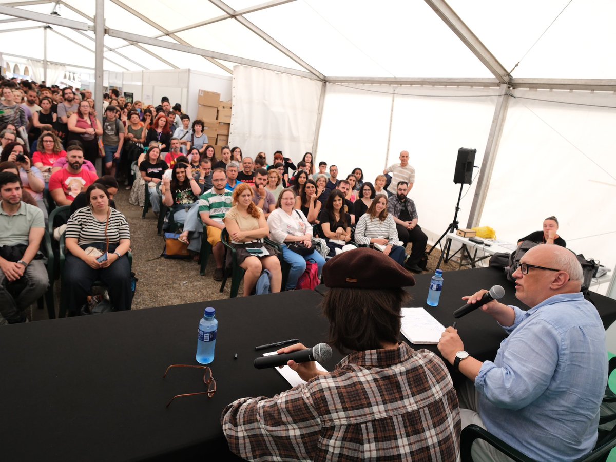Flamante ganador del #kelvin505 y uno de los libros que corren en boca de todo el mundo este año, ha sido un placer tener a David Uclés y su Península de las Casas Vacías en el #celsius2025. ¡Por muchas más visitas!