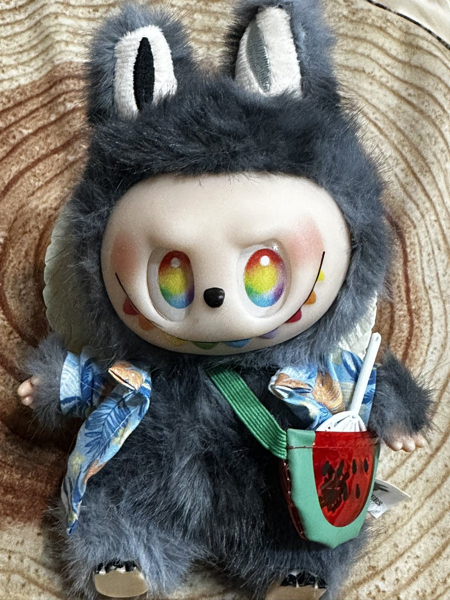 ouka9999's tweet image. ルブブにセリアで売っていた
ヌイグルミの服を着せてみました。
アロハは少し小さいですが、麦わら帽子
やショルダーバッグ、団扇などは
ジャストサイズです。
#ルルブ #セリア #ぬいぐるみ